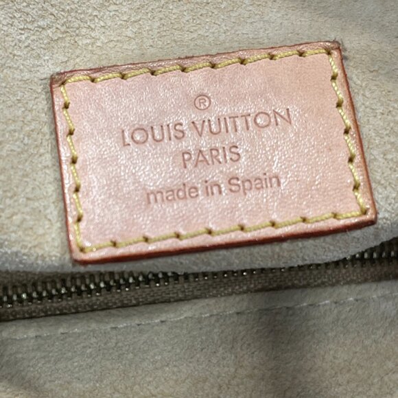 Louis Vuitton Artsy MM Monogram Shoulder Bag with Bag Charm (JB1298) - Picture 15 of 15